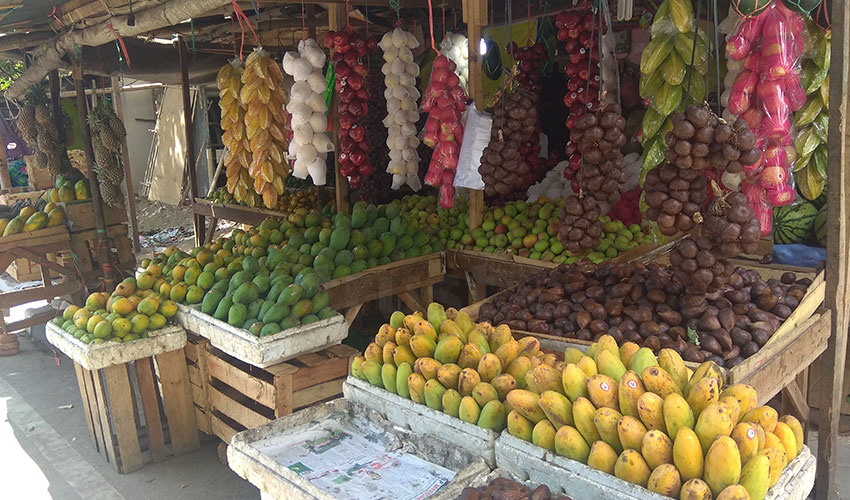 Harga Buah-buahan di Pasar Kalitanjung Melonjak