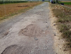 Jalan Alternatif di Desa Kalipasung Kabupaten Cirebon Bertahun-tahun Rusak Parah