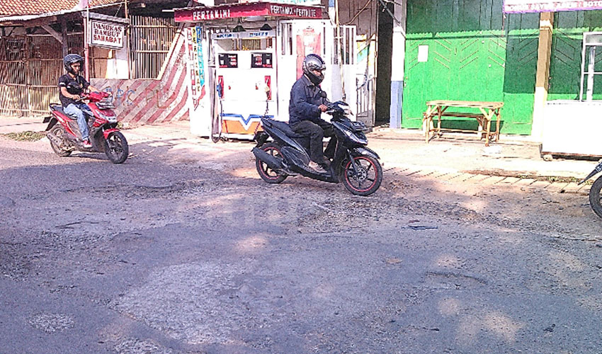 Butuh Perbaikan, Jalur Lintas Desa Marikangen Kec. Plumbon Berlubang