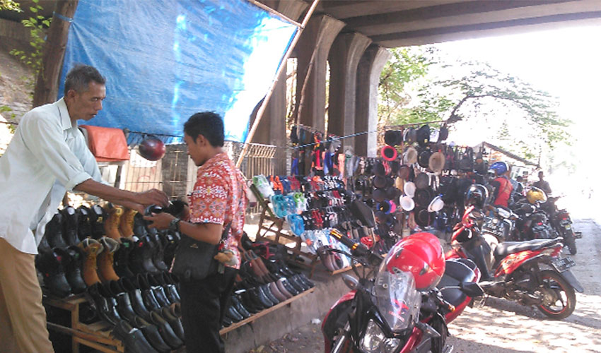 Kolong Jembatan Jadi Lapak PKL Mengais Rupiah