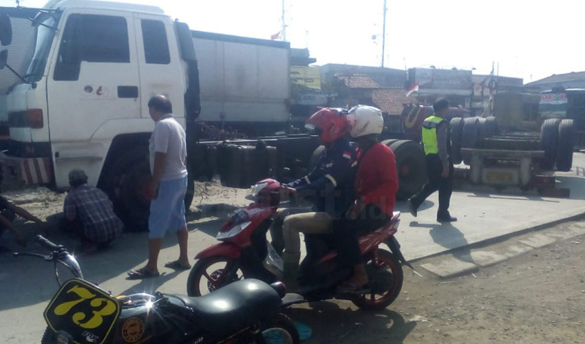 Kontainer Terguling di Eretan Indramayu, Arus Lalu Lintas Tersendat