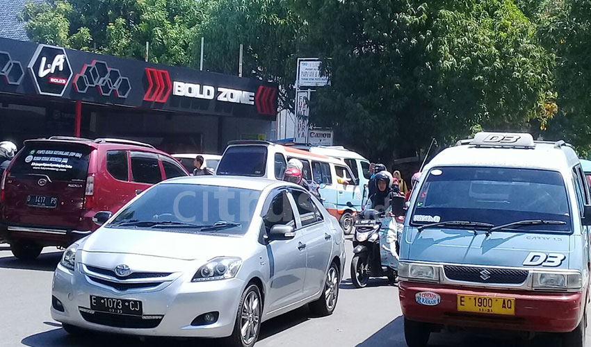 Jalan Perjuangan Salah Satu Simpul Kemacetan di Cirebon