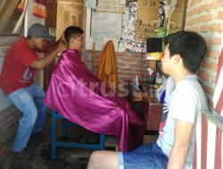 Tak Ada Matinya, Jasa Pangkas Rambut Tetap Diburu Pelanggan