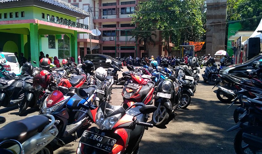 parkiran kampus yang semrawut