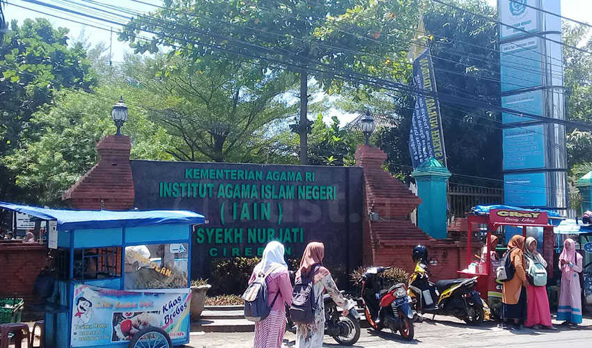 Keberadaan PKL Dinilai Mengganggu Keindahan Kampus di Cirebon