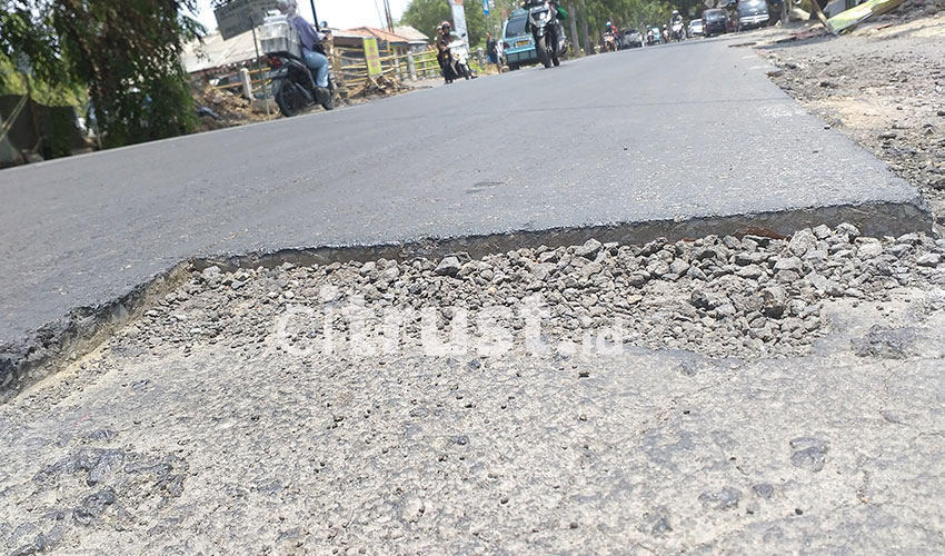 Masyarakat Sesalkan Kinerja Kontraktor Pengaspalan Jalan
