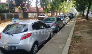 Kantongi Izin Pemerintah, Sales Mobil Manfaatkan Jalan Bima untuk Berjualan