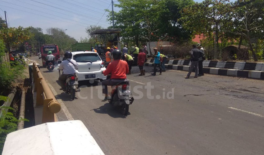 Perbaikan Jalan Pantura Cirebon Timbulkan Kemacetan