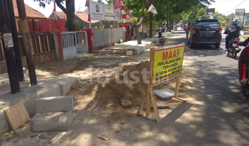 Trotoar di Jalan Majasem Dalam Masa Perbaikan