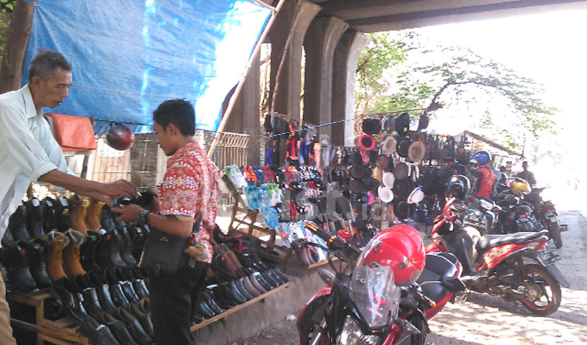 Mayoritas PKL di Kolong Tol Weru Berasal Dari Pasar Pasalaran