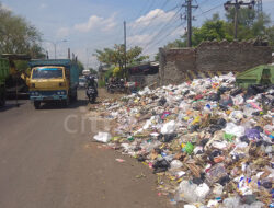 Gunungan Sampah Dekat Goa Sunyaragi Nyaris Luber ke Jalan Raya