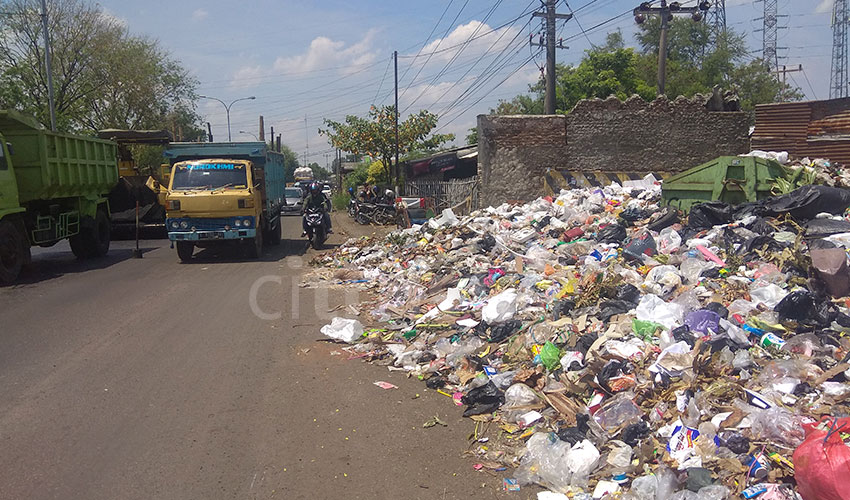 Sampah Dekat Goa Sunyaragi Nyaris Luber ke Jalan Raya
