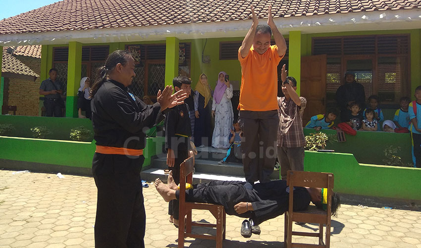 SDN 3 kerandon Perkenalkan Pencak Silat Asli Cirebon