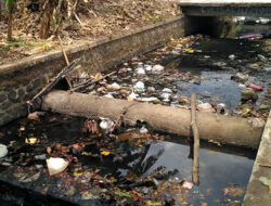 Miris! Sungai di Desa Kecomberan Kecamatan Talun Hitam dan Tercemar Sampah
