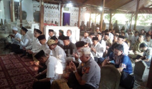 Usai Salat Ashar di Masjid Sang Cipta Rasa, Pemkot Cirebon Ziarahi Makam Sunan Gunung Jati