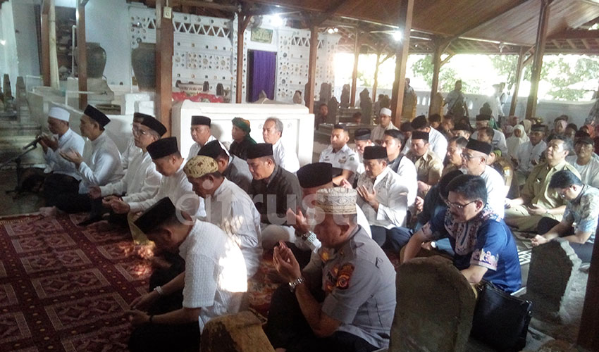 Usai Salat Ashar di Masjid Sang Cipta Rasa, Pemkot Cirebon Ziarahi Makam Sunan Gunung Jati