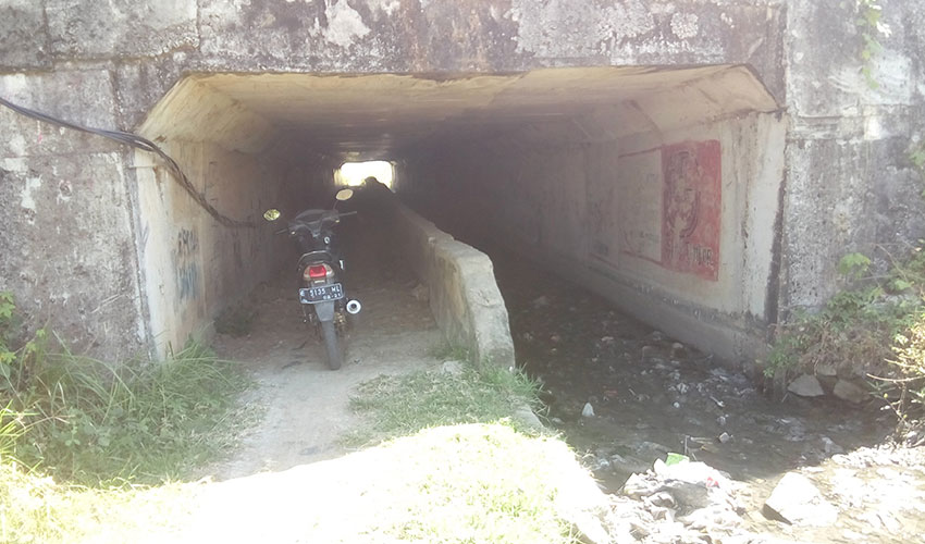 Lorong Tol Kanci Kumuh dan Rusak, Warga Kesulitan Melintas