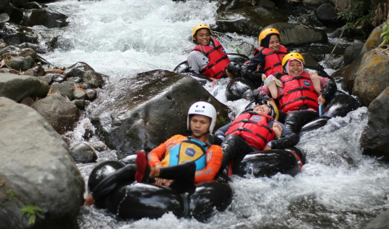 Serunya Berarung Jeram Di Cikadongdong River Tubing Majalengka