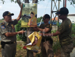 Bawaslu & Satpol PP Majalengka Lakukan Penertiban APK yang Salahi Aturan