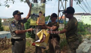 Bawaslu & Satpol PP Majalengka Lakukan Penertiban APK yang Salahi Aturan