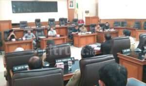 Minta Kejelasan Status, Tenaga Honorer Operator Kependudukan Geruduk Gedung DPRD Citrust.id - Puluhan tenaga honorer Kependudukan Disdukcapil yang tergabung dalam Forum Komunikasi Tenaga Operator SIAK dan KTP Elektronik geruduk kantor DPRD dan meminta audiensi dengan Komisi I DPRD Kabupaten Majalengka, Selasa (16/10/2018). Menurut keterangan Koordinator tenaga honorer Operator SIAK dan KTP Elektronik Dede, anggotanya ada 52 orang yang tersebar di 26 Kecamatan dengan per Kecamatan 2 orang tenaga operator. "52 tenaga operator ini, mereka tidak diberi honor maupun surat tugas resmi rata-rata mereka bekerja sudah mencapai 5 tahun. Mereka tidak ada SK dari Bupati atau Disdukcapil," ungkap Dede. Dede mengungkapkan, sejak 2014, mereka tidak ada surat tugas dan hanya sebagian yang mempunyai dari Kecamatan, namun menjadi cleaning service. "Komputer dan printer hanya ada 3 untuk pencetakan KTP Elektronik dan belum ada sinergitas antara Kecamatan dan Disdukcapil tentang pelayanan adminduk," ungkapnya lagi. Dalam audiensi tersebut, Kabid Penempatan dan Pengangkatan Pegawai BKPSDM Kabupaten Majalengka Doni mengatakan karena terbentur minimnya ASN, pemerintah sedang merancang tentang pengangkatan tenaga P3K. "Aturan tentang pengangkatan honorer hanya ditetapkan oleh OPD karena honorariumnya ada di anggaran DPA OPD," jelasnya. Sementara Kepala Disdukcapil Kabupaten Majalengka H. Sadeli mengatakan, di dalam UU Adminduk dicantumkan bahwa disetiap kecamatan ada UPT yang jabatan fungsional Adminduk. Ketua Komisi 1 DPRD Majalengka Dede Aif Mussofa mengatakan, pihaknya akan menyampaikan aspirasi ke pihak terkait dan mencari jalan keluar untuk memperjuangkan status para tenaga honorer khususnya operator Kependudukan./abduh