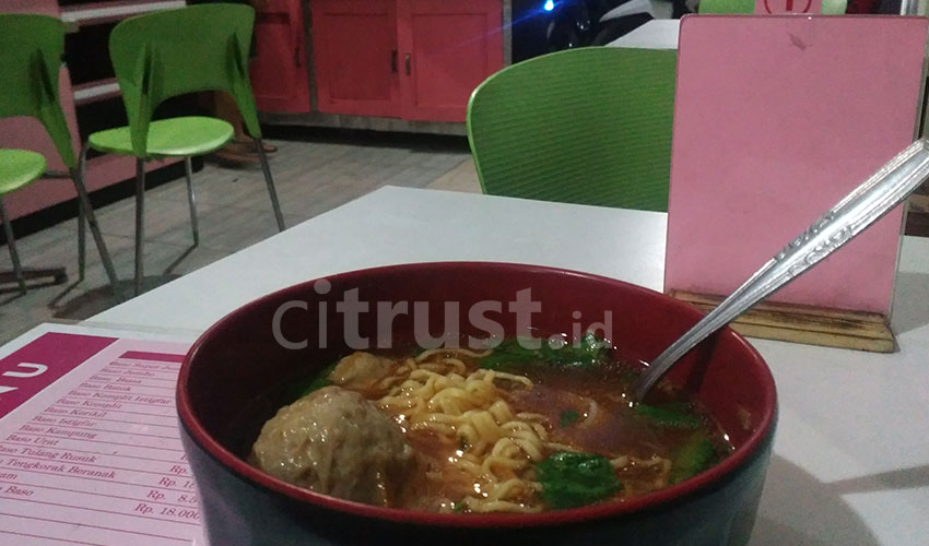 Selain itu, varian menu yang ditawarkan juga sangat variatif, di antaranya bakso jumbo, kerikil, kampung, urat, tulang rusuk, dan lain-lain.