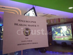 Selembaran Bertuliskan ‘Pengurus PSSI Dilarang Masuk’ Hiasi Acara Nobar