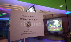 Selembaran Bertuliskan 'Pengurus PSSI Dilarang Masuk' Hiasi Acara Nobar