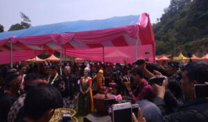 Warga Desa Cibuntu Gelar Kirab Gunungan