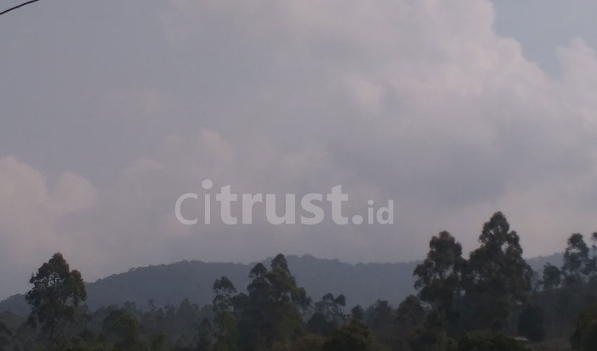 Menelusuri Jejak Prabu Kiansantang di Bumi Lemahsugih-Majalengka Citrust.id - Prabu Kiansantang atau Pangeran Cakrabuana adalah salah satu putra dari Prabu Siliwangi. Tokoh penyebar Islam di tanah Sunda itu, konon pernah singgah di salah satu gunung di Lemahsugih-Majalengka yakni Gunung Cakrabuana. Atas dasar itu pula gunung tersebut dinamai Cakrabuana. Gunung dengan ketinggian 1721 mdpl ini, membelah di antara perbatasan lima kabupaten, Majalengka, Sumedang, Garut, Tasik, dan Ciamis. Di puncak gunung tersebut, menurut Hamim, selaku juru kunci, terdapat gundukan cadas berbentuk segi tiga yang merupakan tempat berkumpulnya para wali untuk membahas kelangsungan umat dan tanah air. Anehnya, lanjut dia, gundukan cadas kecil itu tetap bisa menampung banyak orang, meski secara nalar itu mustahil. “Pas SD kami ke sana jumlahnya hampir lima puluh tapi tetap muat,” jelasnya kepada Citrust.id di kediamannya, Selasa (16/10/2018). Berjalan kaki dari Dusun Cakrawati menuju puncak gunung, memerlukan waktu 2 setengah jam dengan medan yang cukup terjal. Sebelum sampai ke puncak, wisatawan akan disuguhkan dengan kulah air berukuran kecil. Kabarnya, ini tempat wudu Pangeran Cakrabuana. “Tapi kalau kemarau panjang, biasanya mengering,” lanjutnya. Banyak wisatawan yang datang untuk berziarah, selebihnya menikmati konservasi alam. Mereka tidak hanya berasal dari wilayah Ciayumajakuning, tapi dari Jakarta-Bogor juga turut berkunjung./evan