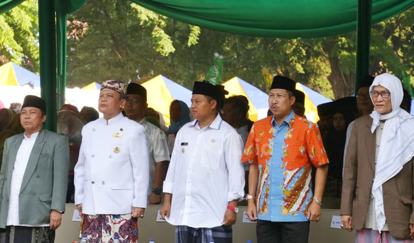 Peringati Hari Santri Nasional, Pemkot Cirebon Kenakan Baju Muslim dan Sarung
