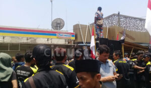 GMBI Demo Tutup Paksa Indomaret Sebelah BT Batik Trusmi