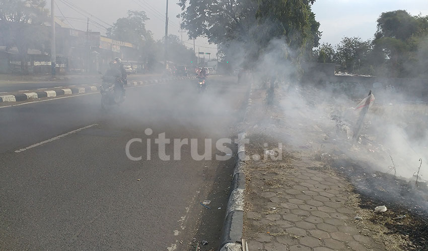 Asap Kebakaran di TPS Harjamukti Ganggu Warga dan Pengguna Jalan