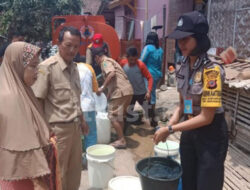 Bantarujeg Majalengka Kekeringan, Polwan Cantik Bantu Bagikan Air ke Warga