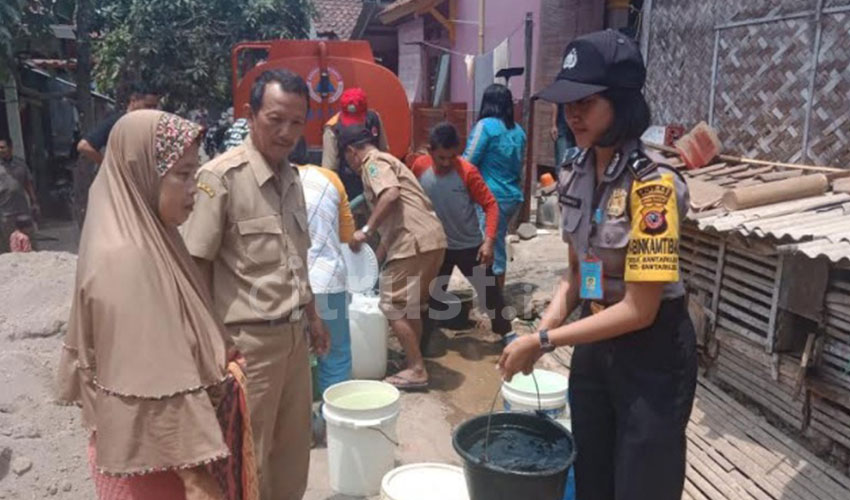 Bantarujeg Majalengka Kekeringan, Polwan Cantik Bantu Bagikan Air ke Warga
