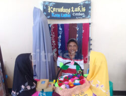 Unik, Kerudung Lukis Satia Sematkan Budaya Cirebon