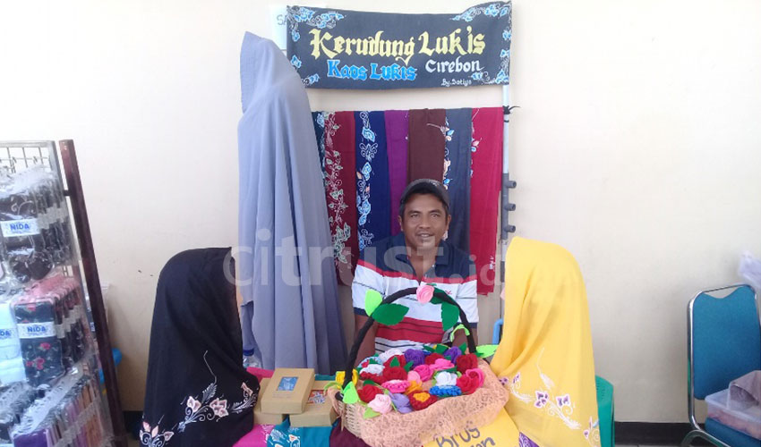 Unik, Kerudung Lukis Satia Sematkan Budaya Cirebon
