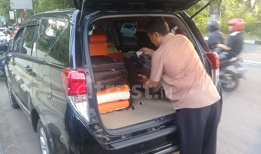 Geledah Rumah Pribadi Kadis PUPR Kab. Cirebon, KPK Amankan 3 Koper Barang Bukti 