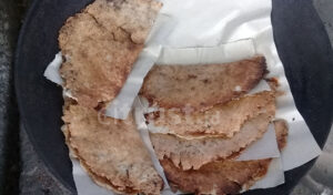 Belum lagi tambahan pisang yang dilumatkan bersama gula merah. Sesaat tutup wajan dibuka, legit dan aroma manisnya pisang tercium beradu dengan gurihnya kelapa.