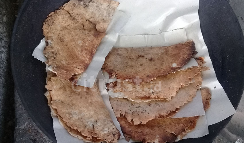 Belum lagi tambahan pisang yang dilumatkan bersama gula merah. Sesaat tutup wajan dibuka, legit dan aroma manisnya pisang tercium beradu dengan gurihnya kelapa.