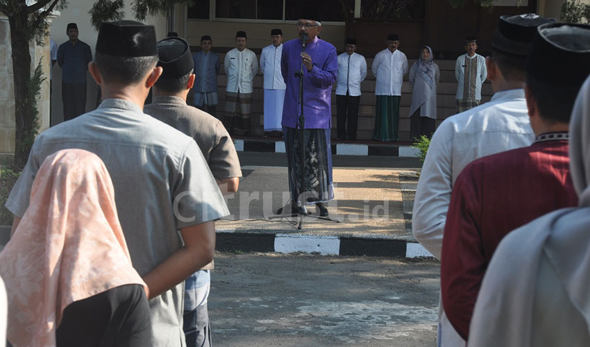 Sarung Jadi Simbol Pemkab Cirebon Meriahkan Hari Santri Nasional