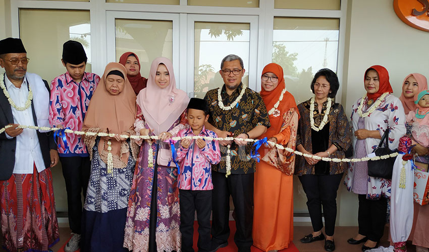 Mantan Gubernur Jabar Ahmad Heryawan Resmikan Batik Salma