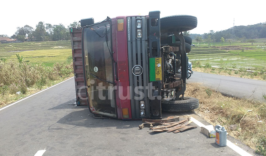 Diduga Kelebihan Muatan, Truk Barang Terguling di Cilimus-Jalaksana