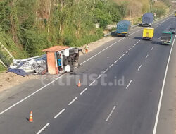 Truk Tronton Terguling di Ruas Tol Palikanci KM 204