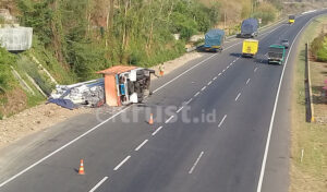 Truk Tronton Terguling di Ruas Tol Palikanci KM 204