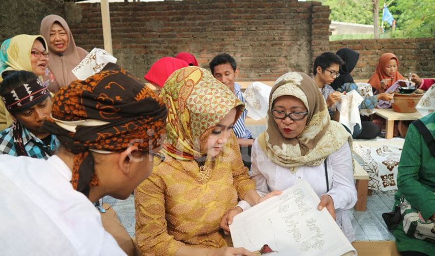 Warga Kriyan Kota Cirebon Dilatih Teknik Membatik