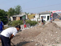 Warga RW 10 Kampung Samadikun Selatan Bangun Taman Bermain Secara Swadaya