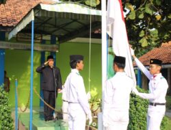 Jadi Pembina Upacara di SMPN 1 Weru, H. Mustofa Ajak Pelajar Tingkatkan Nasionalisme