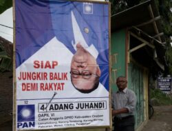 Anti Mainstream, Caleg Ini Jungkir Balik Demi Dapatkan Suara Rakyat