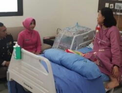 Kapolres Majalengka Didampingi Ketua Bhayangkari Jenguk Ibu Ketua Persit Dandim 0617 Usai Persalinan